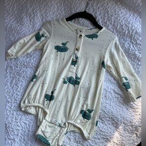 Green beluga whale Kate Quinn Long Sleeve Kanga 6-12 months EUC